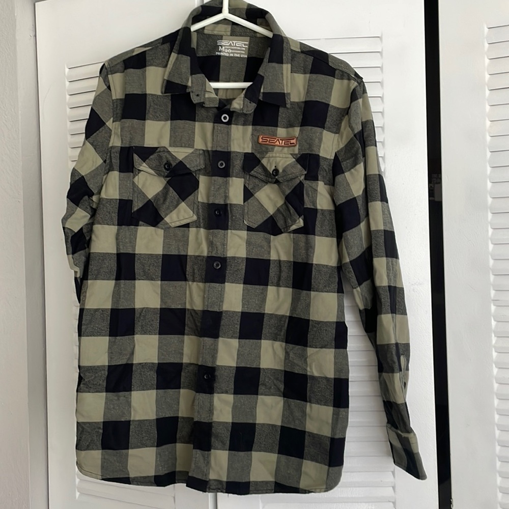 Green & Black Long Sleeve Flannel 🍃